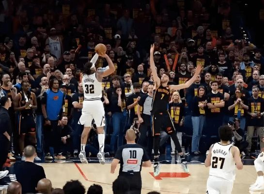 Gordon spillede den syvende kamp med en skade, og Nuggets tabte, men vandt alligevel